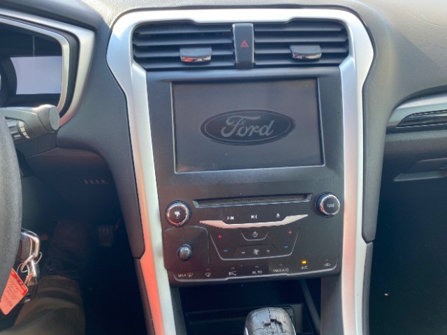 Ford Fusion Vehicle Full-screen Gallery Image 12