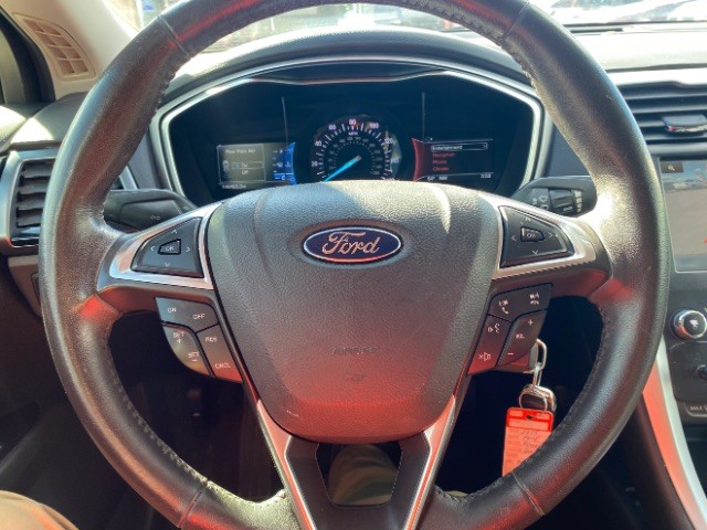 Ford Fusion Vehicle Full-screen Gallery Image 15