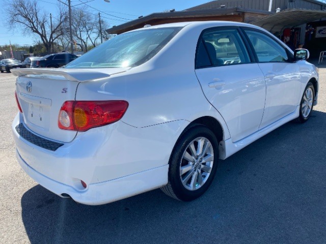 Toyota Corolla Vehicle Full-screen Gallery Image 05