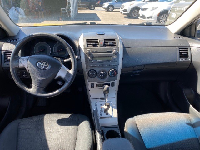 Toyota Corolla Vehicle Full-screen Gallery Image 06