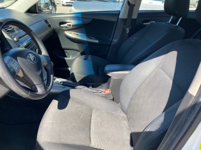 Toyota Corolla Vehicle Full-screen Gallery Image 08