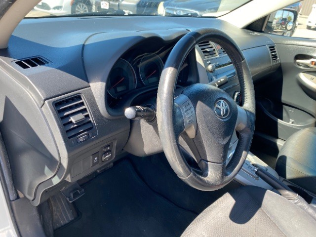 Toyota Corolla Vehicle Full-screen Gallery Image 09