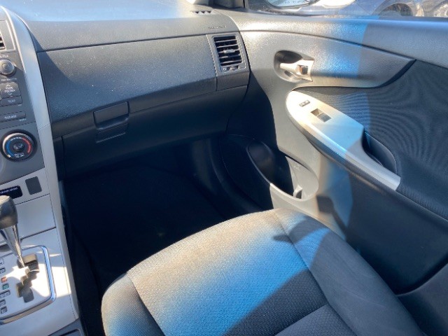 Toyota Corolla Vehicle Full-screen Gallery Image 10