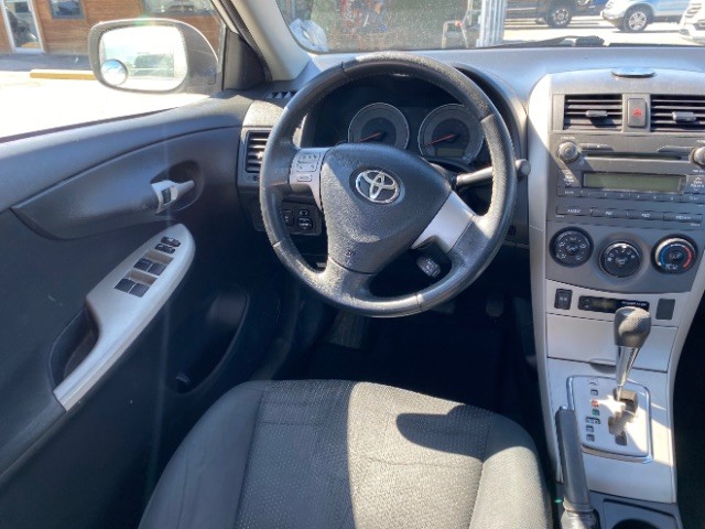 Toyota Corolla Vehicle Full-screen Gallery Image 11