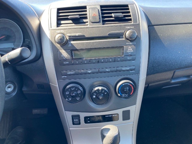 Toyota Corolla Vehicle Full-screen Gallery Image 12