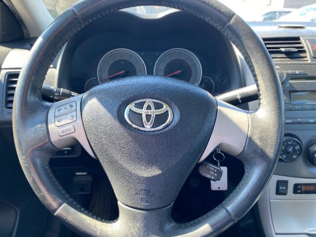 Toyota Corolla Vehicle Full-screen Gallery Image 13