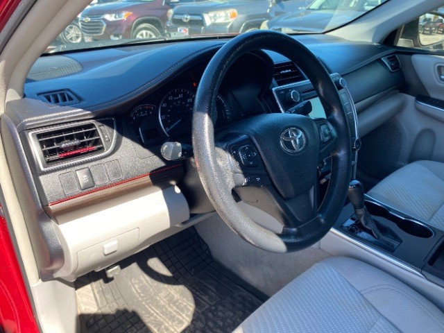 Toyota Camry Vehicle Full-screen Gallery Image 09