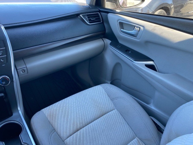 Toyota Camry Vehicle Full-screen Gallery Image 10