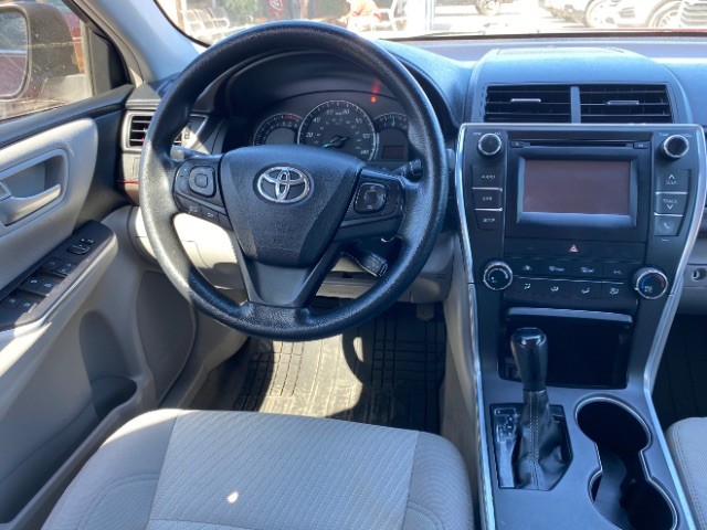 Toyota Camry Vehicle Full-screen Gallery Image 11