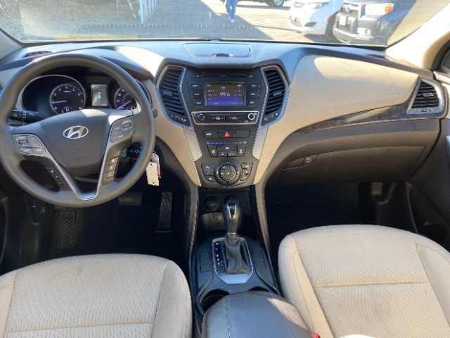 Hyundai Santa Fe Sport Vehicle Full-screen Gallery Image 05