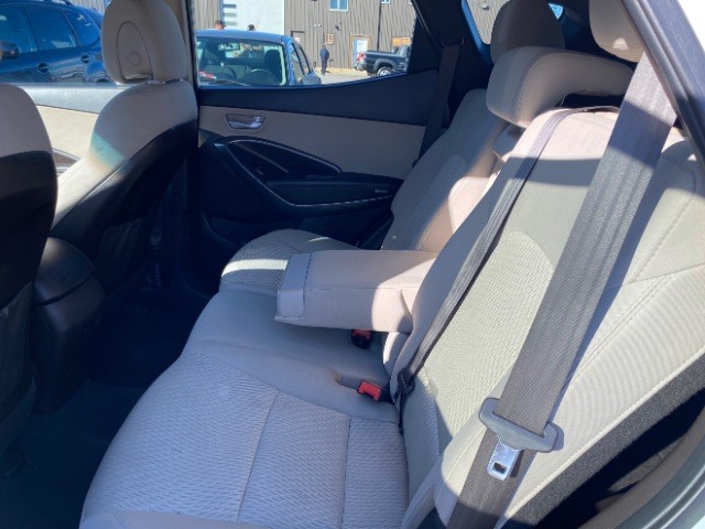 Hyundai Santa Fe Sport Vehicle Full-screen Gallery Image 06