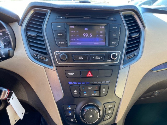 Hyundai Santa Fe Sport Vehicle Full-screen Gallery Image 11