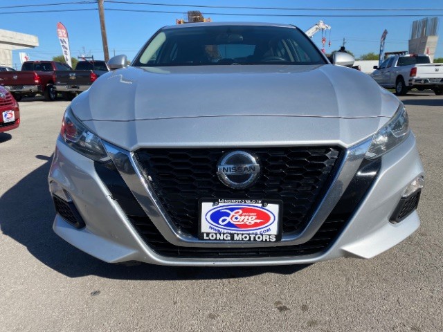 Nissan Altima Vehicle Full-screen Gallery Image 02