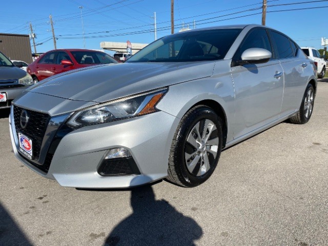 Nissan Altima Vehicle Full-screen Gallery Image 03