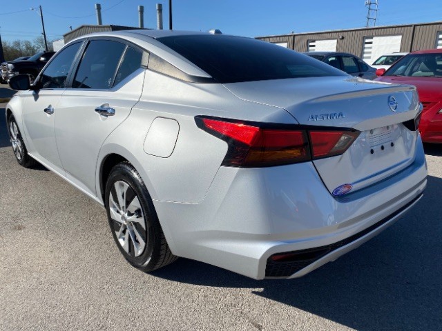 Nissan Altima Vehicle Full-screen Gallery Image 04