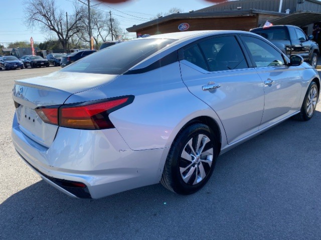 Nissan Altima Vehicle Full-screen Gallery Image 05