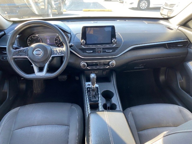 Nissan Altima Vehicle Full-screen Gallery Image 06