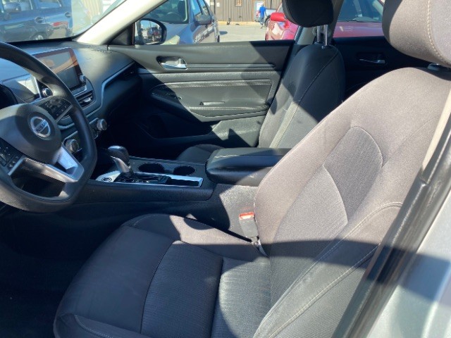 Nissan Altima Vehicle Full-screen Gallery Image 07