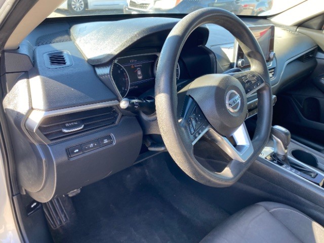 Nissan Altima Vehicle Full-screen Gallery Image 08