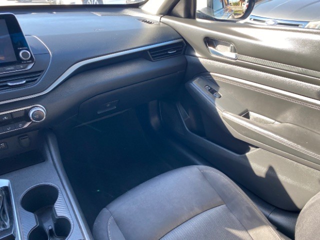 Nissan Altima Vehicle Full-screen Gallery Image 09