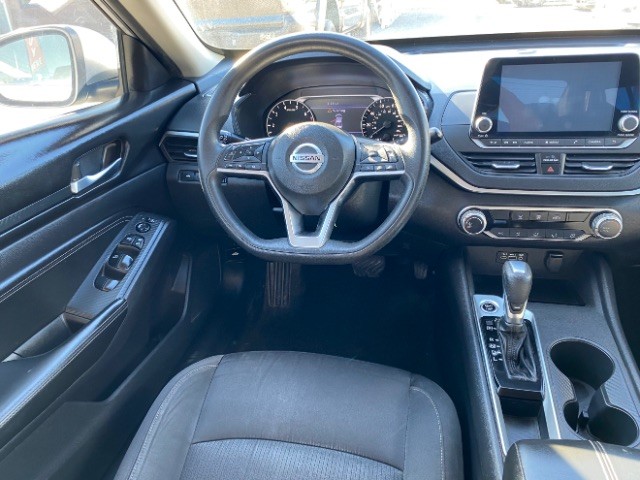 Nissan Altima Vehicle Full-screen Gallery Image 10