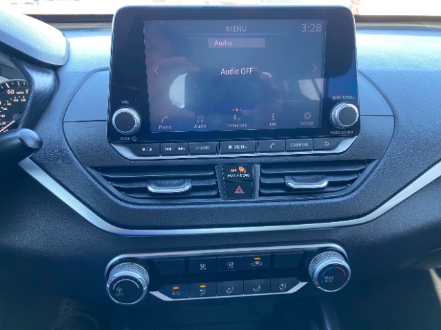 Nissan Altima Vehicle Full-screen Gallery Image 11