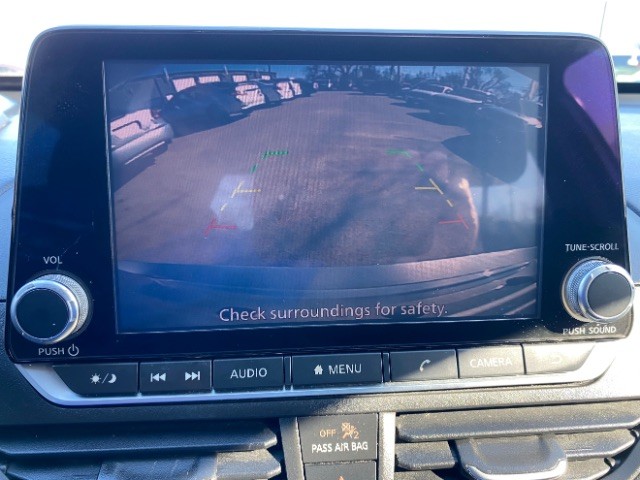 Nissan Altima Vehicle Full-screen Gallery Image 12