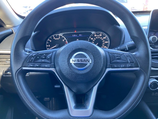 Nissan Altima Vehicle Full-screen Gallery Image 13