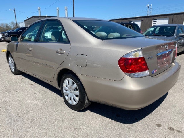 Toyota Camry Vehicle Full-screen Gallery Image 04