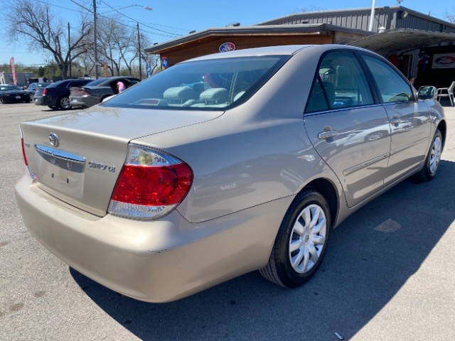 Toyota Camry Vehicle Full-screen Gallery Image 05