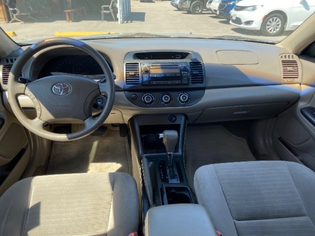 Toyota Camry Vehicle Full-screen Gallery Image 06