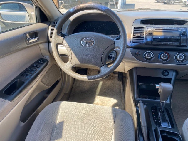 Toyota Camry Vehicle Full-screen Gallery Image 11