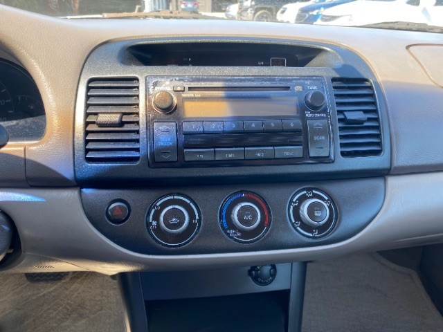 Toyota Camry Vehicle Full-screen Gallery Image 12