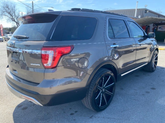 Ford Explorer Vehicle Full-screen Gallery Image 05