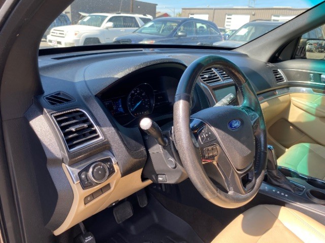 Ford Explorer Vehicle Full-screen Gallery Image 11