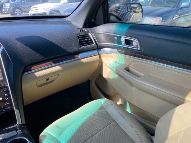 Ford Explorer Vehicle Full-screen Gallery Image 12