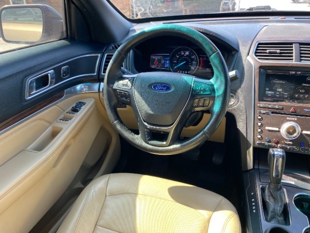 Ford Explorer Vehicle Full-screen Gallery Image 13