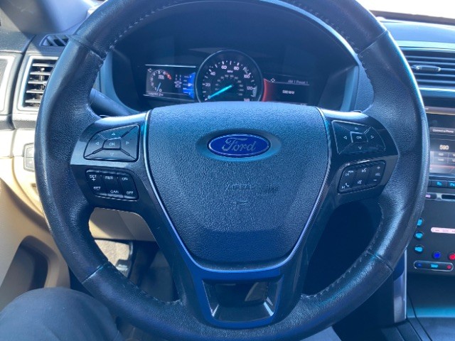 Ford Explorer Vehicle Full-screen Gallery Image 17