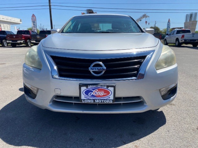 Nissan Altima Vehicle Full-screen Gallery Image 02