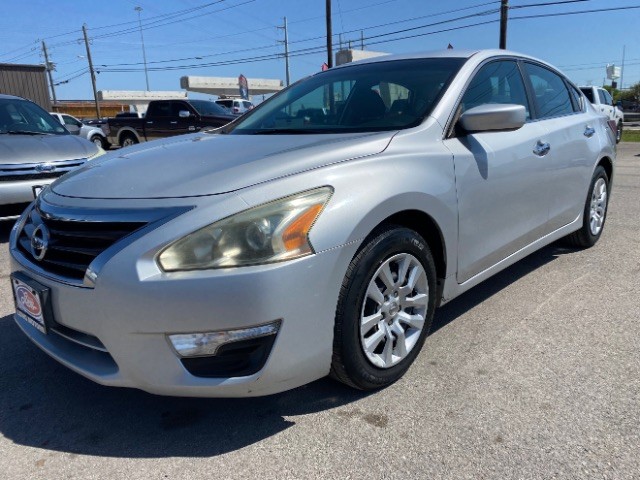 Nissan Altima Vehicle Full-screen Gallery Image 03