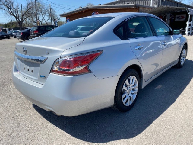 Nissan Altima Vehicle Full-screen Gallery Image 05