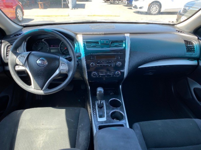 Nissan Altima Vehicle Full-screen Gallery Image 06