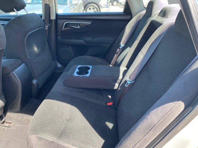 Nissan Altima Vehicle Full-screen Gallery Image 07