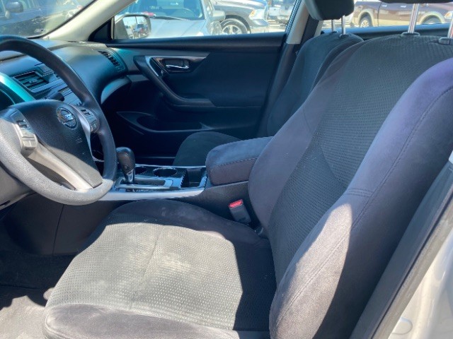 Nissan Altima Vehicle Full-screen Gallery Image 08