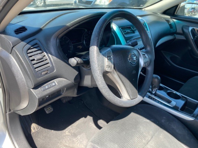 Nissan Altima Vehicle Full-screen Gallery Image 09