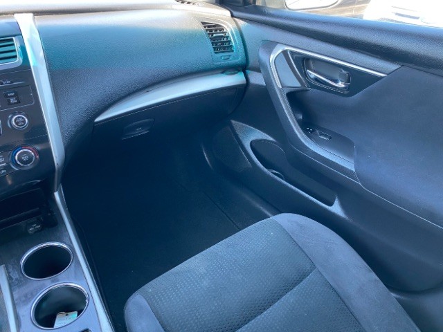 Nissan Altima Vehicle Full-screen Gallery Image 10