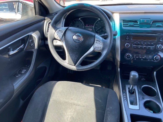 Nissan Altima Vehicle Full-screen Gallery Image 11