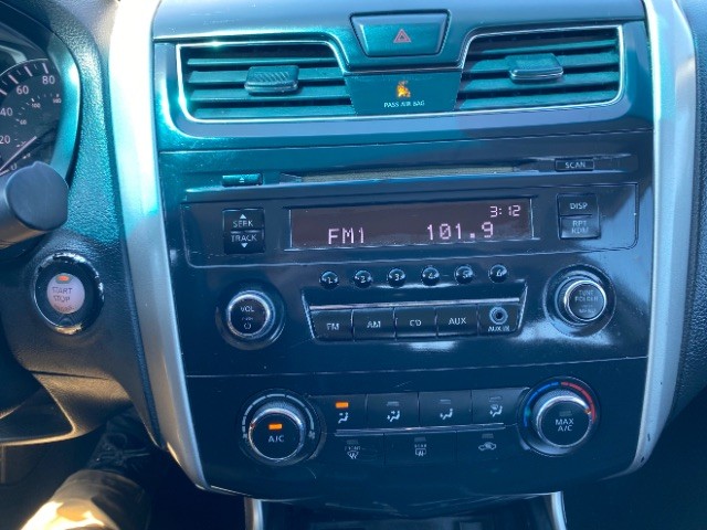 Nissan Altima Vehicle Full-screen Gallery Image 12