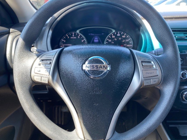 Nissan Altima Vehicle Full-screen Gallery Image 13