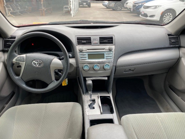 Toyota Camry Vehicle Full-screen Gallery Image 06